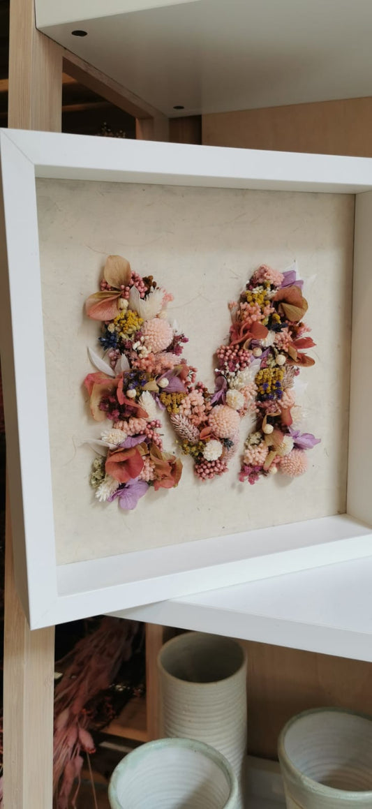 Florale Buchstaben mit Rahmen